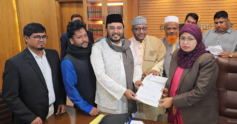 মনোনয়নপত্র জমা দিচ্ছেন এবি পার্টির চেয়ারম্যান মঞ্জু